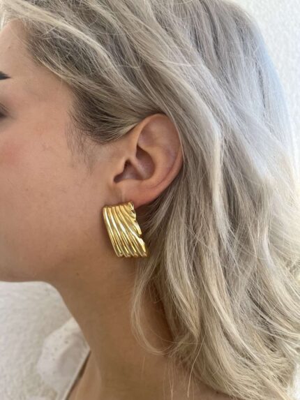 "Χρυσά σκουλαρίκια statement oversized με layered κυματιστό σχέδιο"