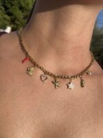 Κολιέ charms με χρυσή αλυσίδα και κρεμαστά στοιχεία (πεταλούδα, καρδιά, αστερίας, μαργαριτάρι)